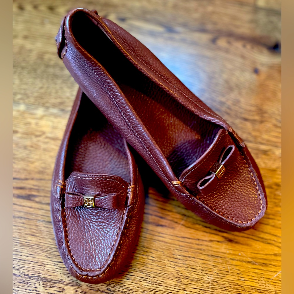 Tory Burch women’s brown leather loafers with leather bow. Size 8.5